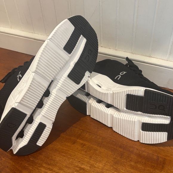 On Running Women’s size 6.5 Black and White Sneakers - Picture 3 of 4